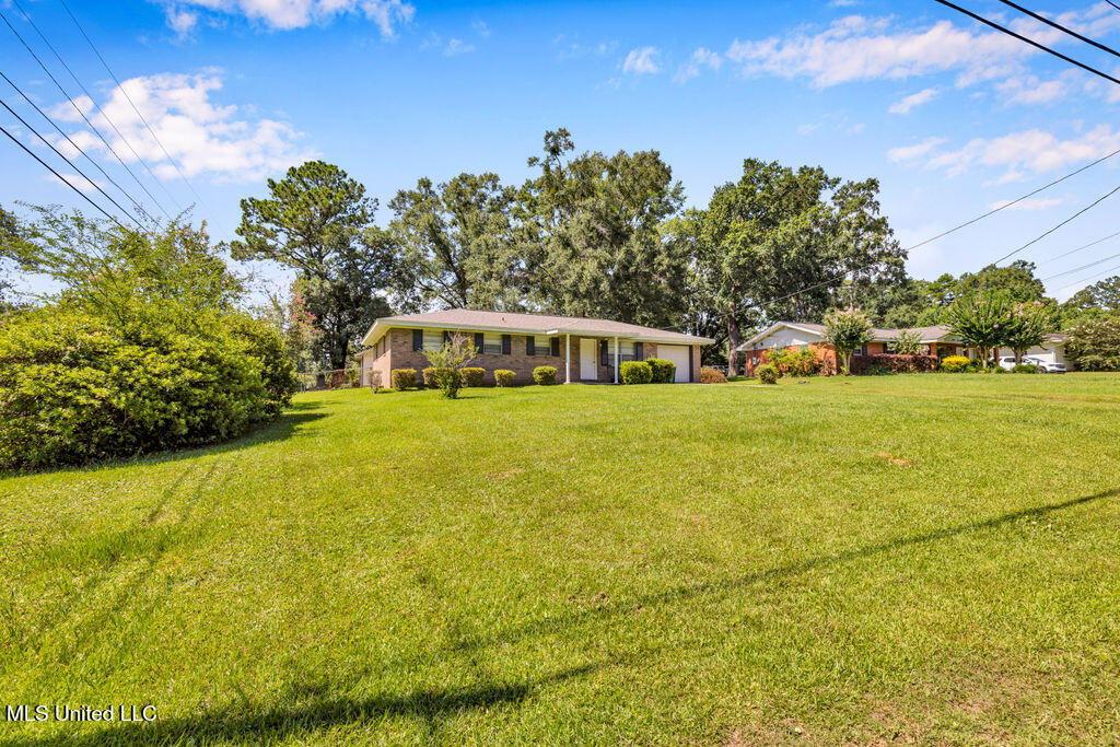 14137 Dundeewood Road Biloxi, MS 39532 - Photo 3 of 37 14137DundeewoodRd-3