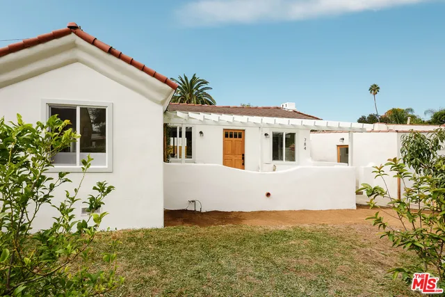 a view of house with garden