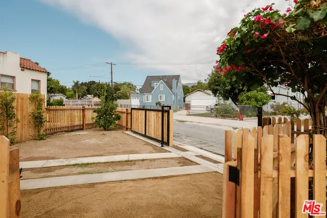 a view of a house with backyard