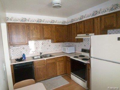 24541 Woodbridge Road, Unit 40 Warren, MI 48091 - Photo 4 of 10 kitchen