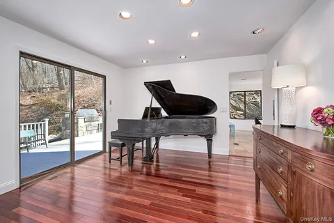 $1,299,000 | 25 Longview Lane, Chappaqua, NY 10514