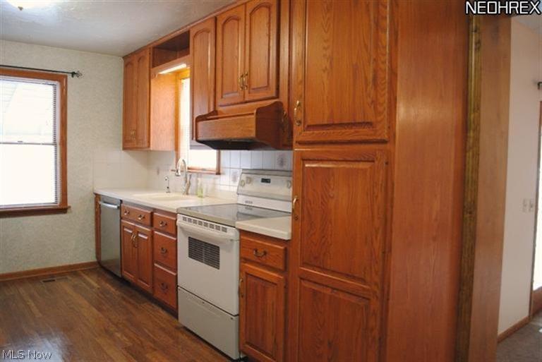 4319 20th Street Northwest Canton, OH 44708 - Photo 4 of 24 Kitchen