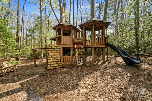 a view of an outdoor space with sitting area