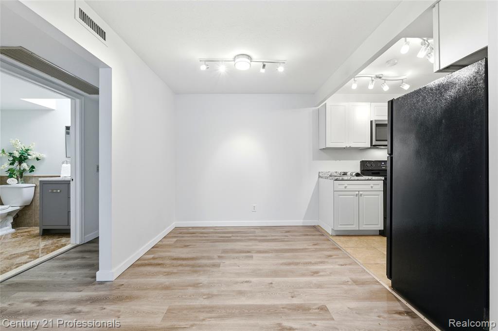 2375 Walton Boulevard, Unit 8 Rochester, MI 48309 - Photo 6 of 17