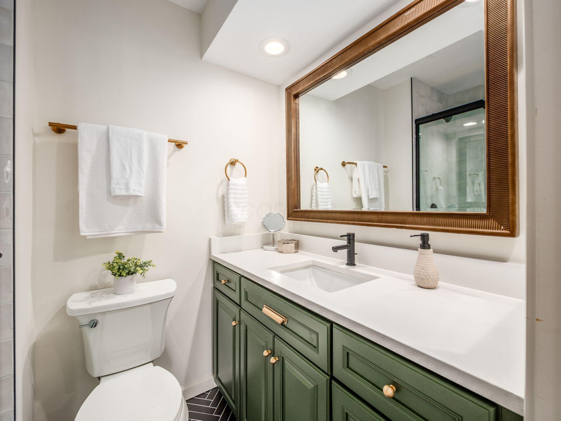 1950 Hythe Road Columbus, OH 43220 - Photo 29 of 51 Owner's Bath