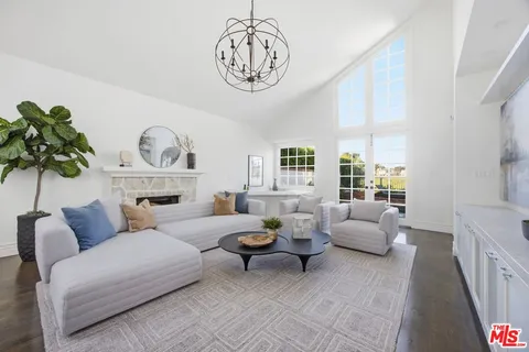 $3,695,000 | 19382 Woodlands Drive, Huntington Beach, CA 92648