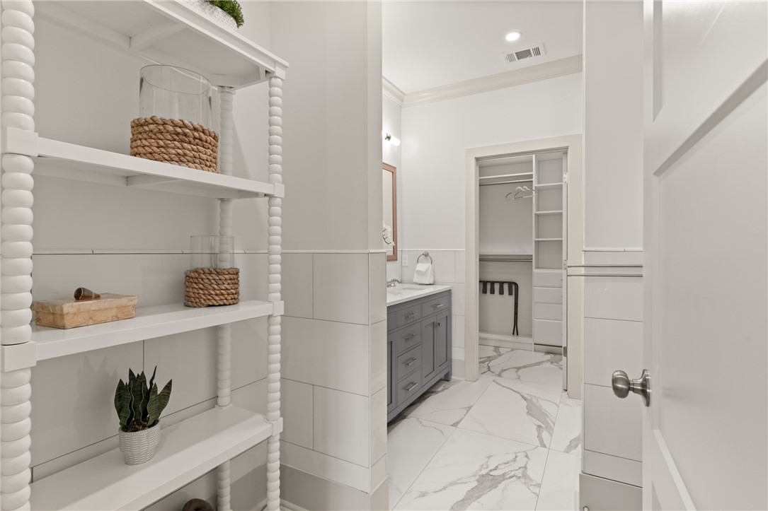 1017 Ocean View Avenue St. Simons Island, GA 31522 - Photo 18 of 59 Main Level Primary Bath