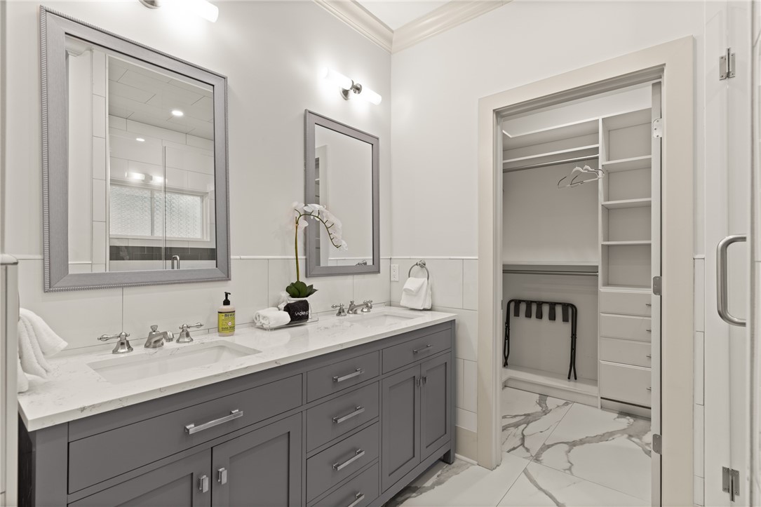 1017 Ocean View Avenue St. Simons Island, GA 31522 - Photo 19 of 59 Main Level Primary Bath