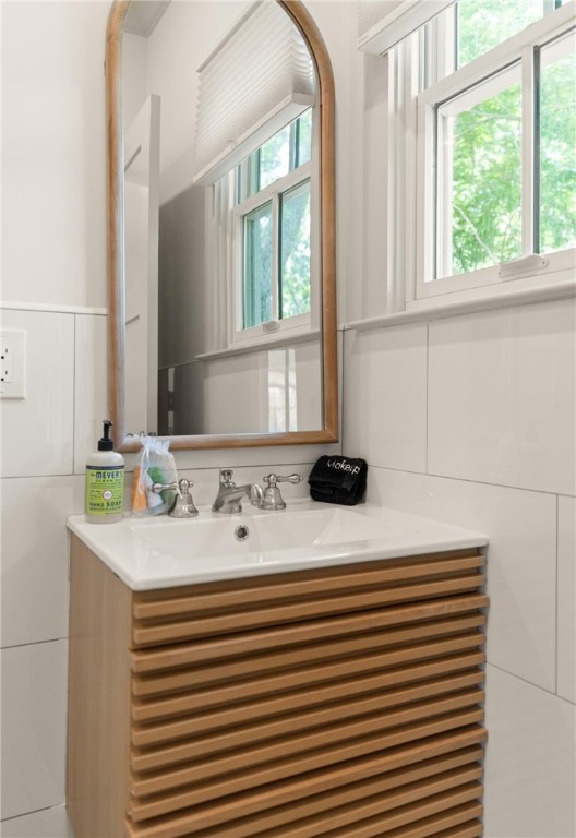 1017 Ocean View Avenue St. Simons Island, GA 31522 - Photo 25 of 59 Full Bath adjacent to upstairs TV Room