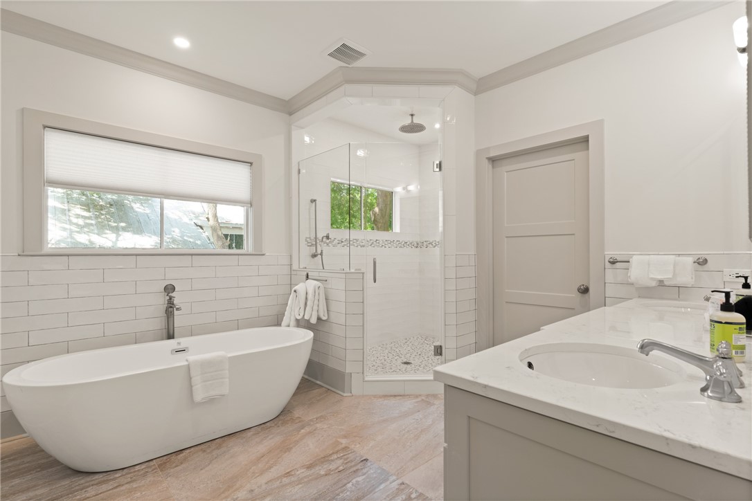 1017 Ocean View Avenue St. Simons Island, GA 31522 - Photo 32 of 59 Upstairs Primary Bath