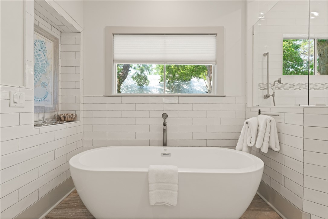 1017 Ocean View Avenue St. Simons Island, GA 31522 - Photo 33 of 59 Upstairs Primary Bath