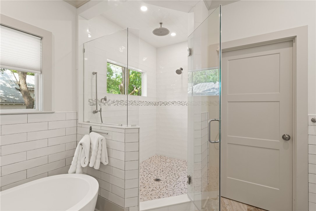 1017 Ocean View Avenue St. Simons Island, GA 31522 - Photo 34 of 59 Upstairs Primary Bath