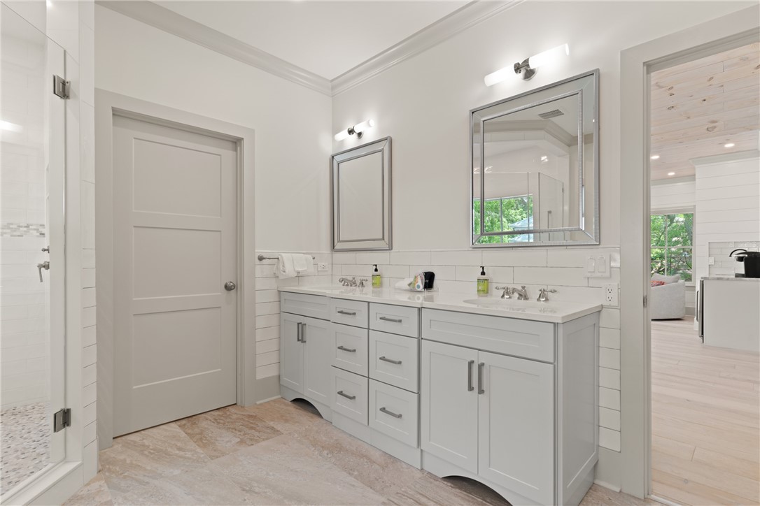 1017 Ocean View Avenue St. Simons Island, GA 31522 - Photo 35 of 59 Upstairs Primary Bath