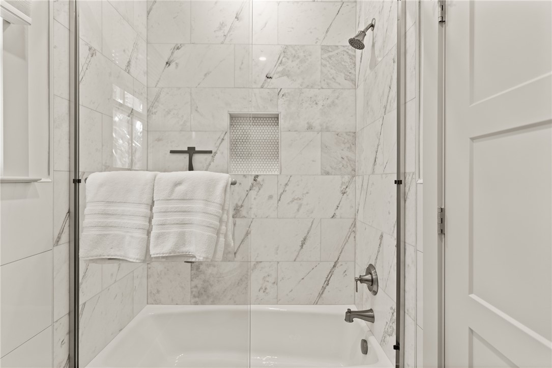 1017 Ocean View Avenue St. Simons Island, GA 31522 - Photo 42 of 59 Upstairs Secondary Bath