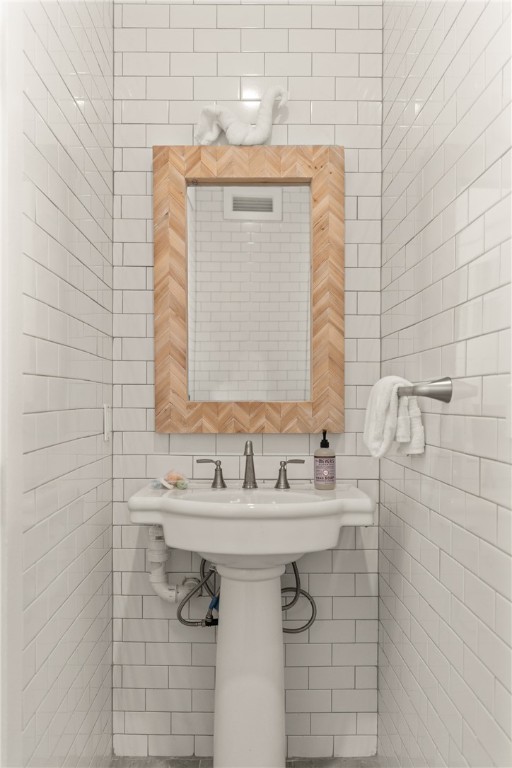 1017 Ocean View Avenue St. Simons Island, GA 31522 - Photo 50 of 59 Pool Bath