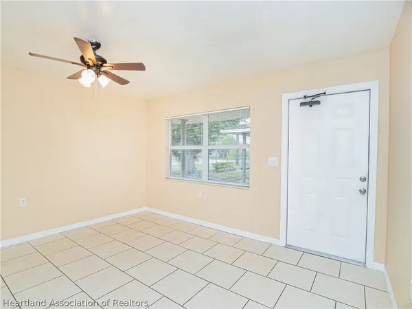 $900 | 733 Booker Avenue, Unit 2, Sebring, FL 33870