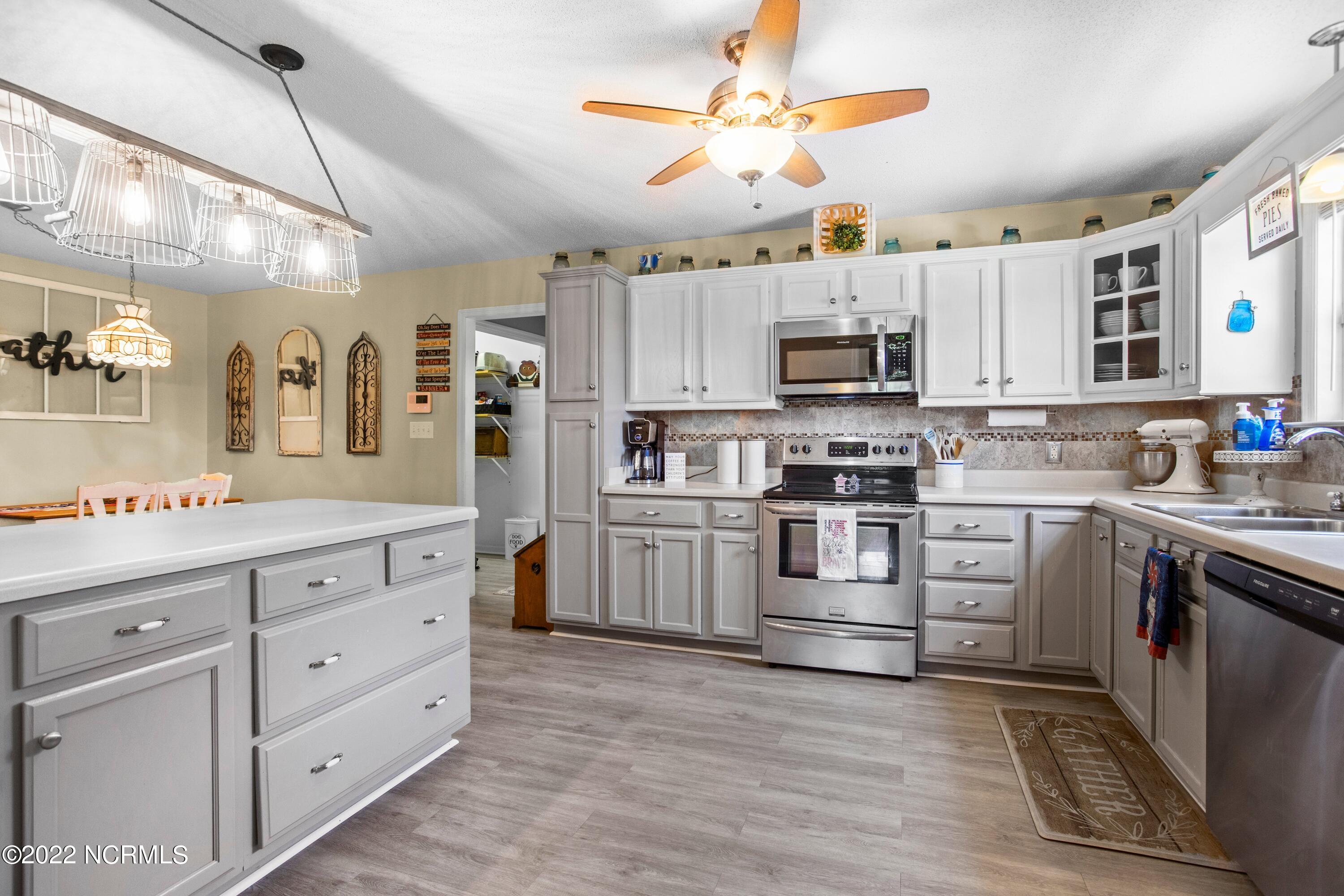 1388 Deppe Loop Road Maysville, NC 28555 - Photo 15 of 29 kitchen