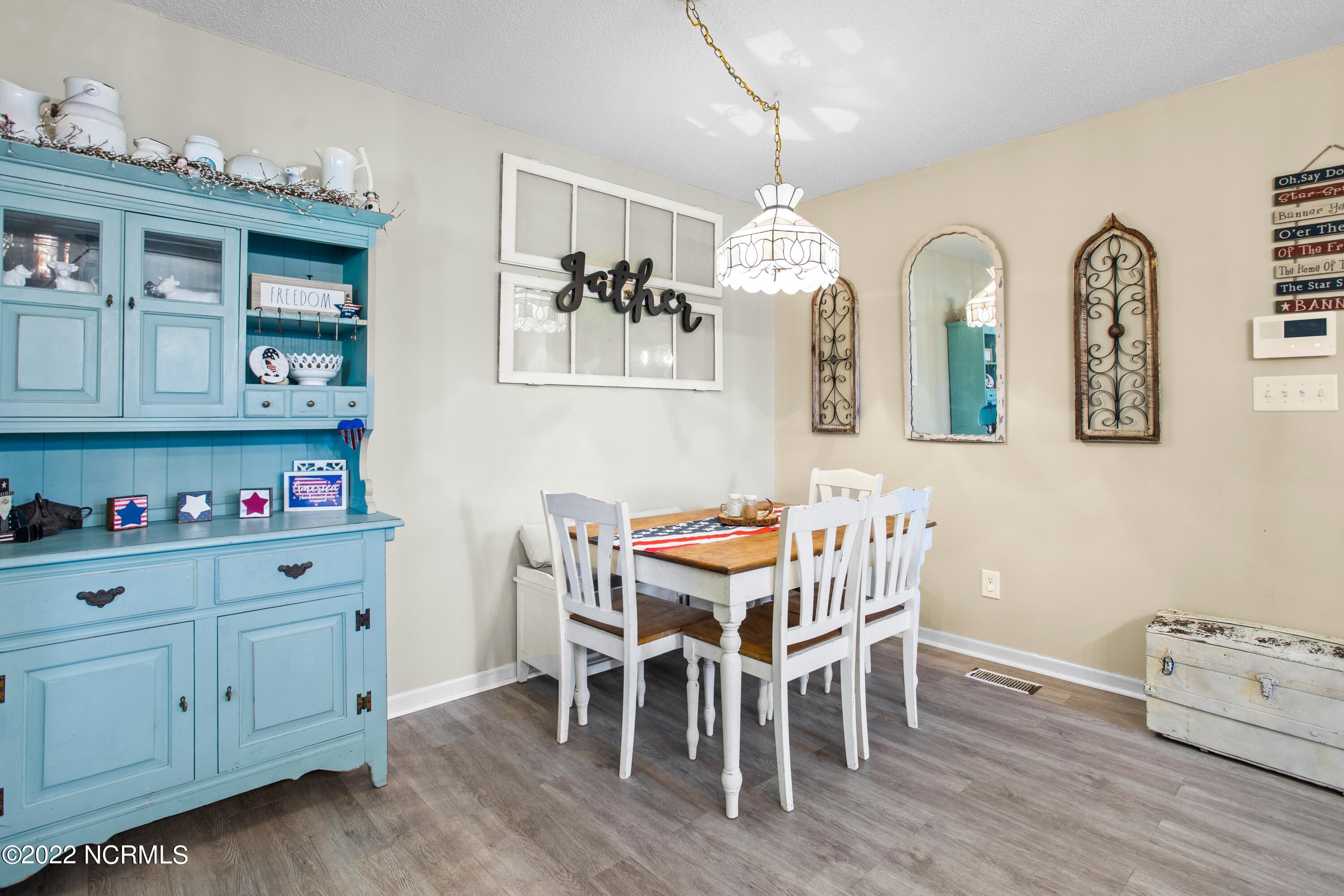 1388 Deppe Loop Road Maysville, NC 28555 - Photo 17 of 29 dining area
