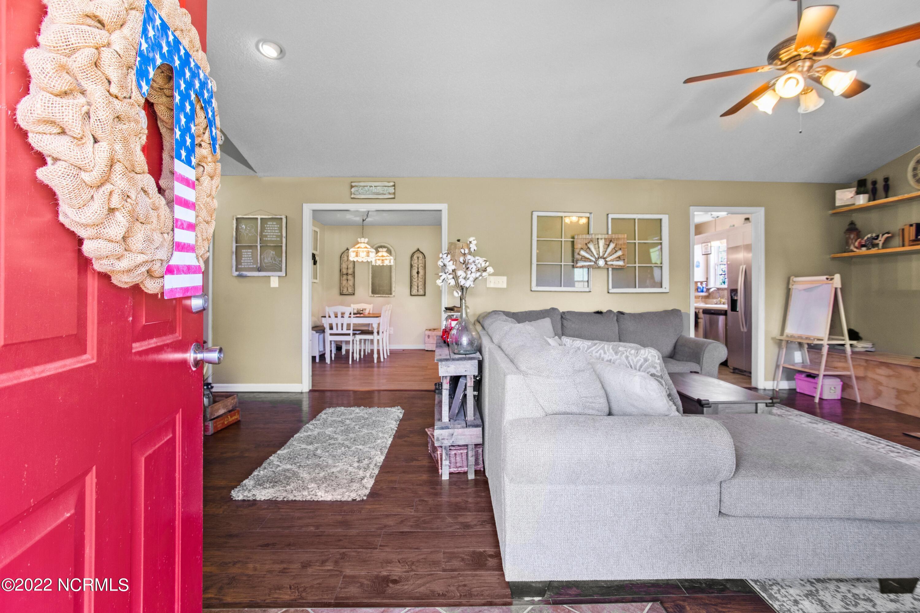 1388 Deppe Loop Road Maysville, NC 28555 - Photo 20 of 29 living room