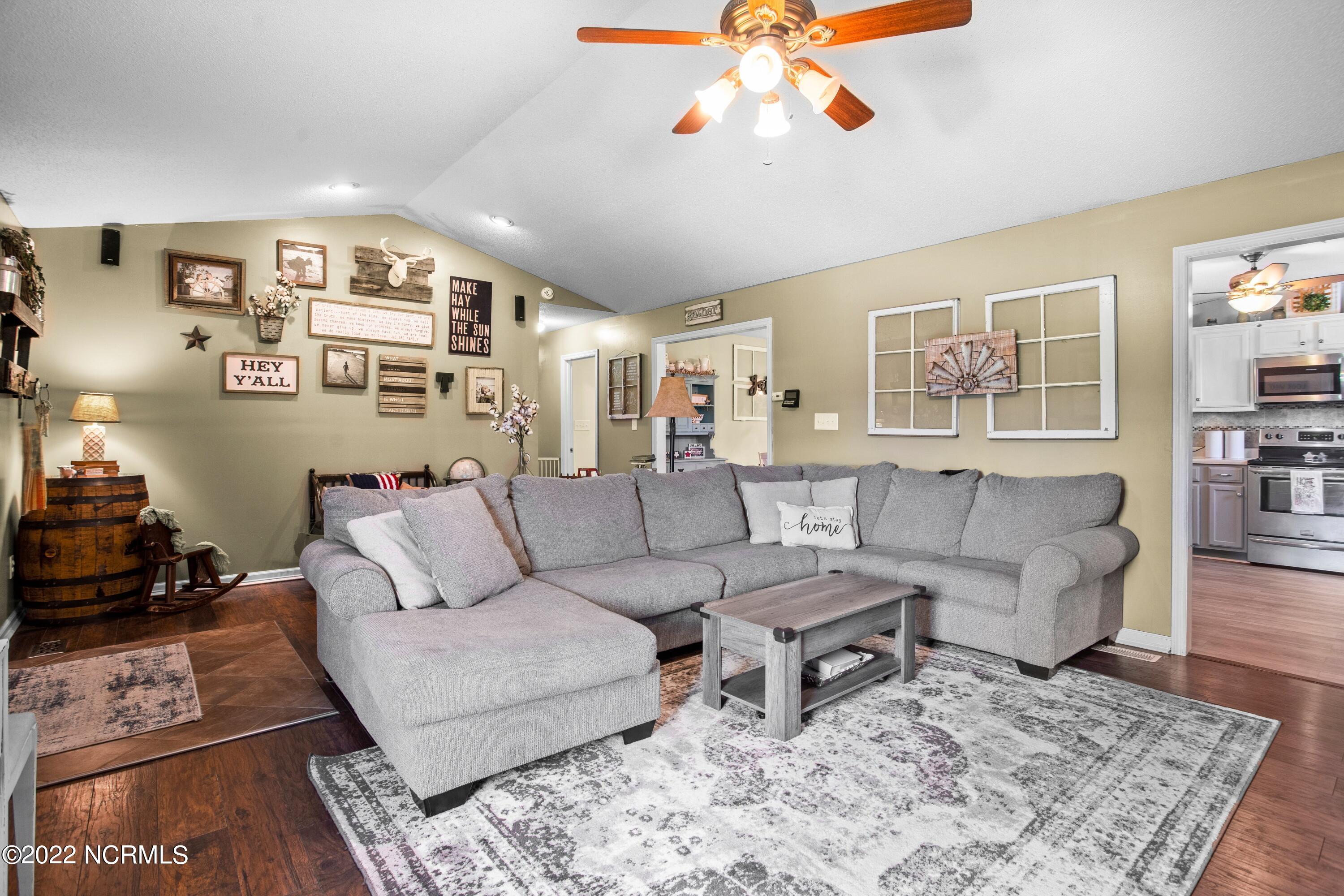 1388 Deppe Loop Road Maysville, NC 28555 - Photo 21 of 29 living room