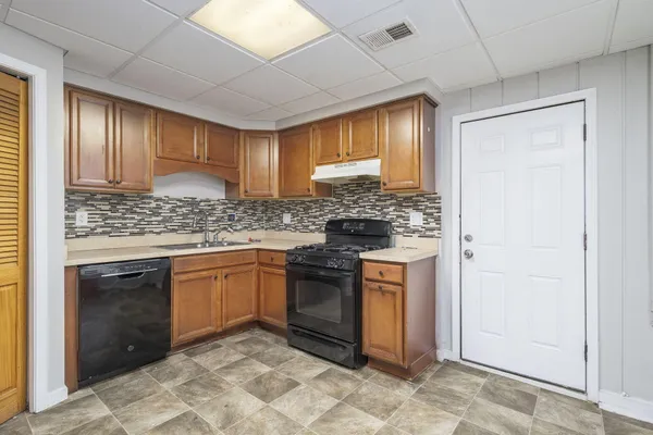 $1,300 | 22778 Almond Avenue, Eastpointe, MI 48021