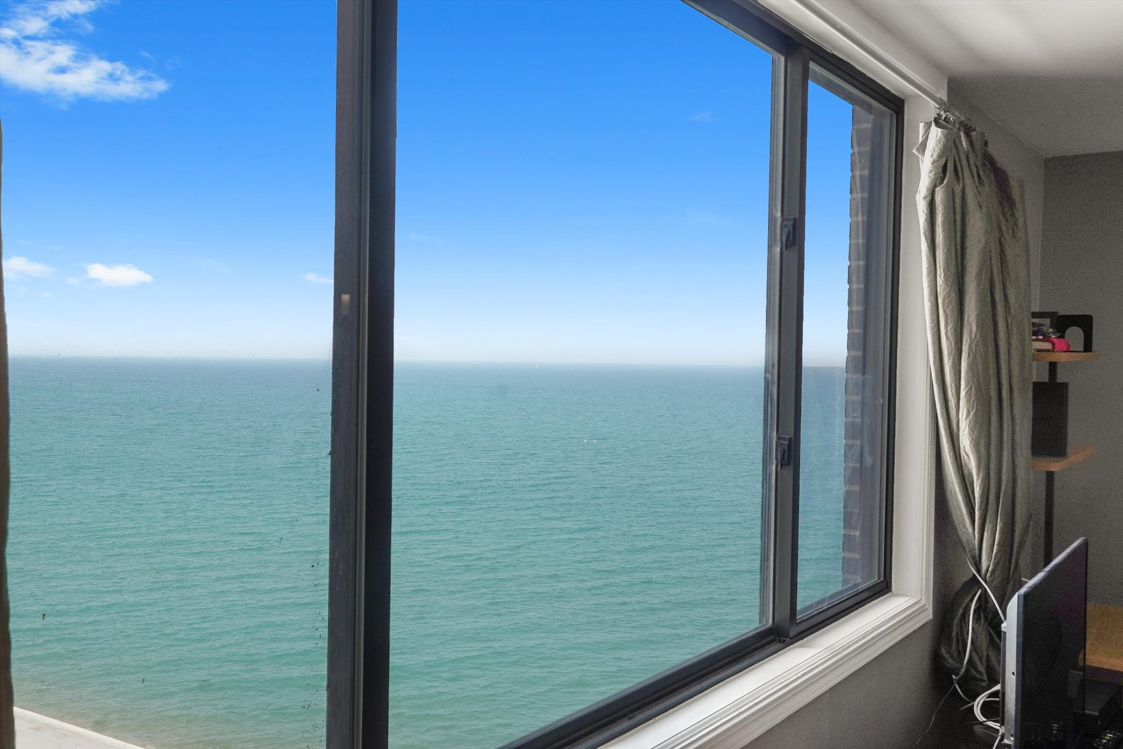 6325 North Sheridan Road, Unit 802 Chicago, IL 60660 - Photo 3 of 18 Gallery Image 3