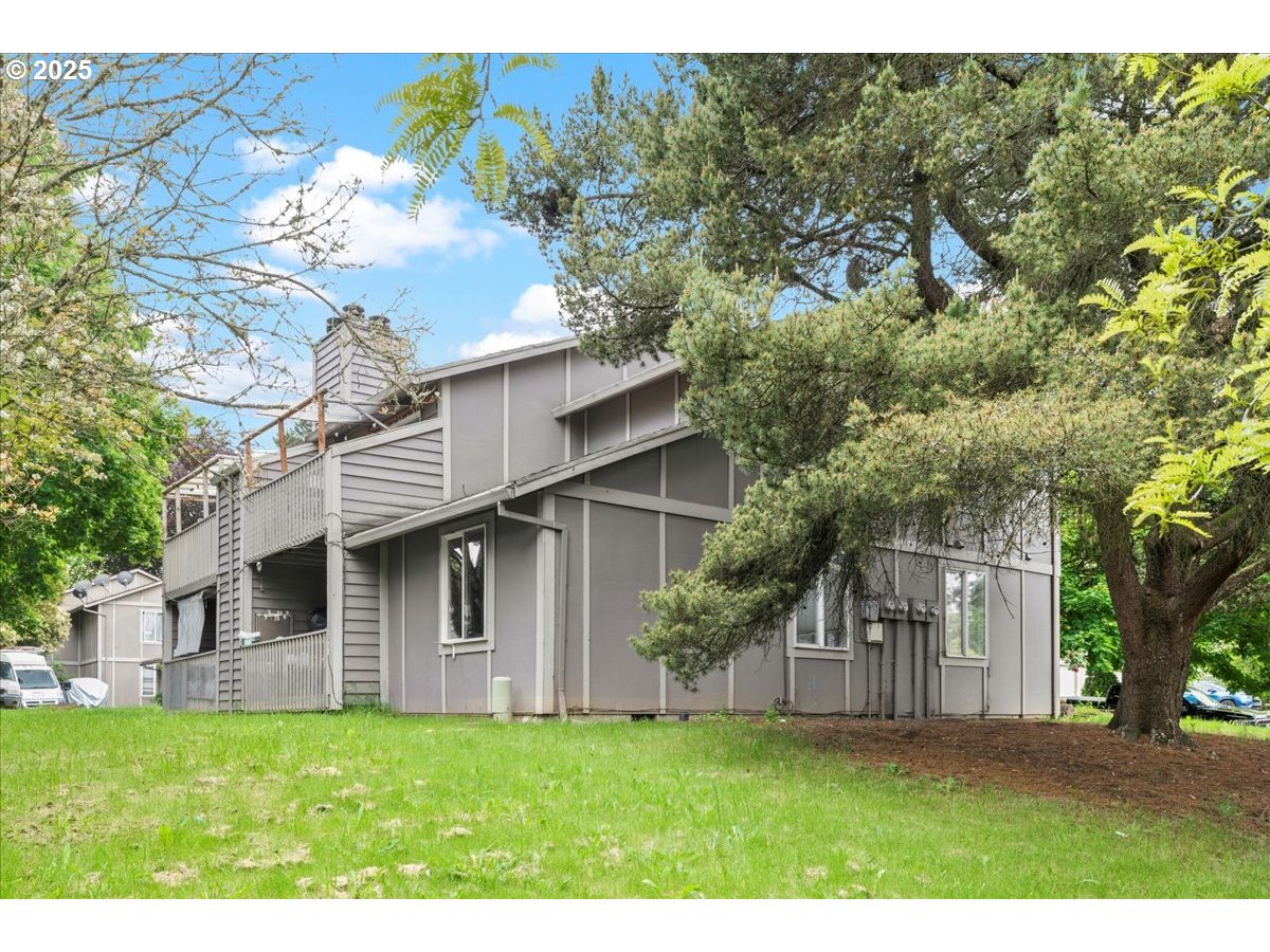 9750 Southwest Lookout Terrace Beaverton, OR 97008 - Photo 5 of 14 a view of a back yard of the house