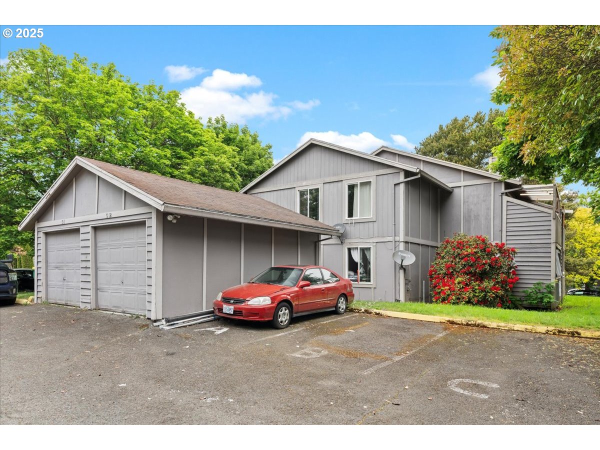 9750 Southwest Lookout Terrace Beaverton, OR 97008 - Photo 9 of 14 a front view of a house with a garden