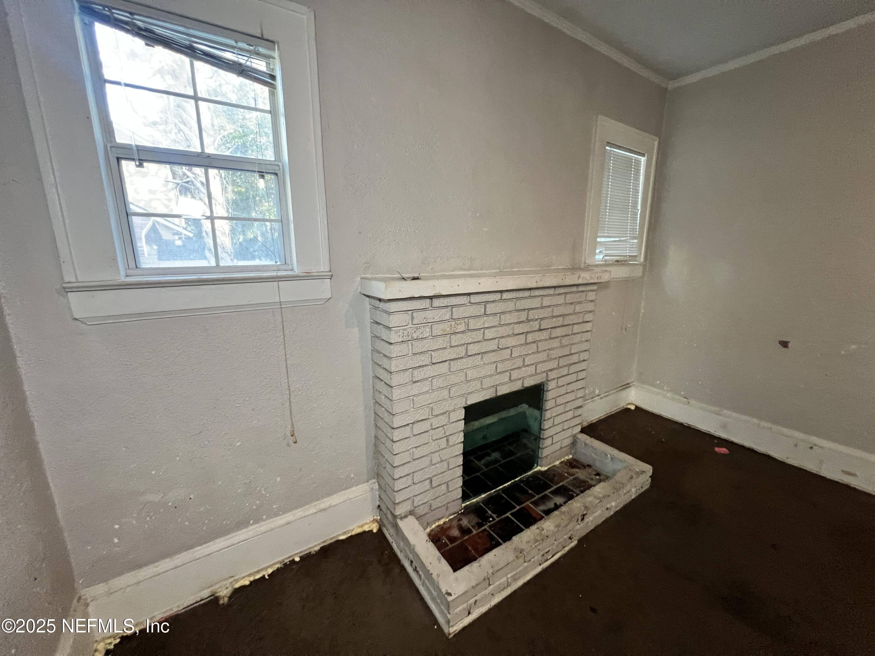 408 West 23rd Street Jacksonville, FL 32206 - Photo 12 of 45 an empty room with windows