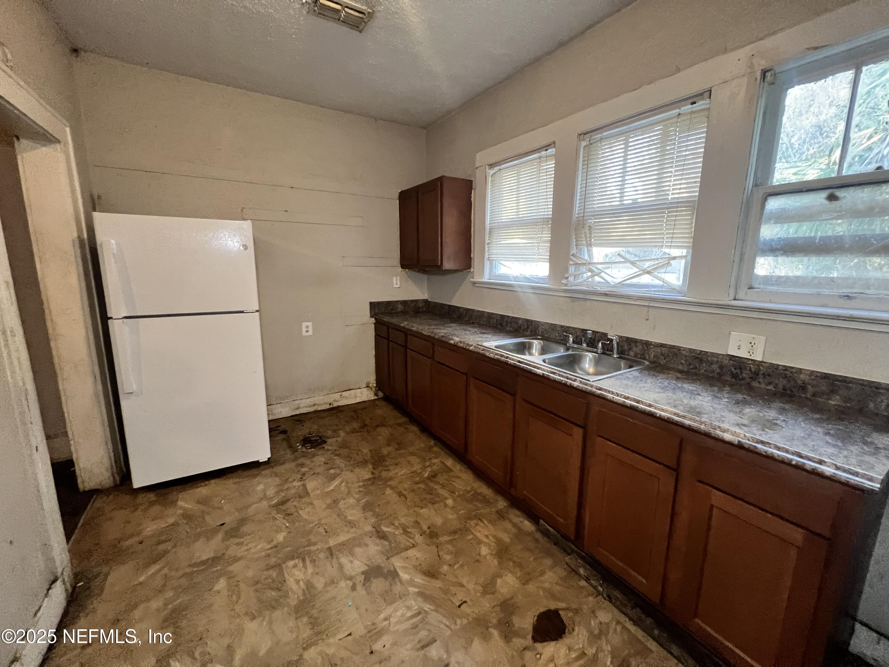 408 West 23rd Street Jacksonville, FL 32206 - Photo 17 of 45 a kitchen with a refrigerator and a sink