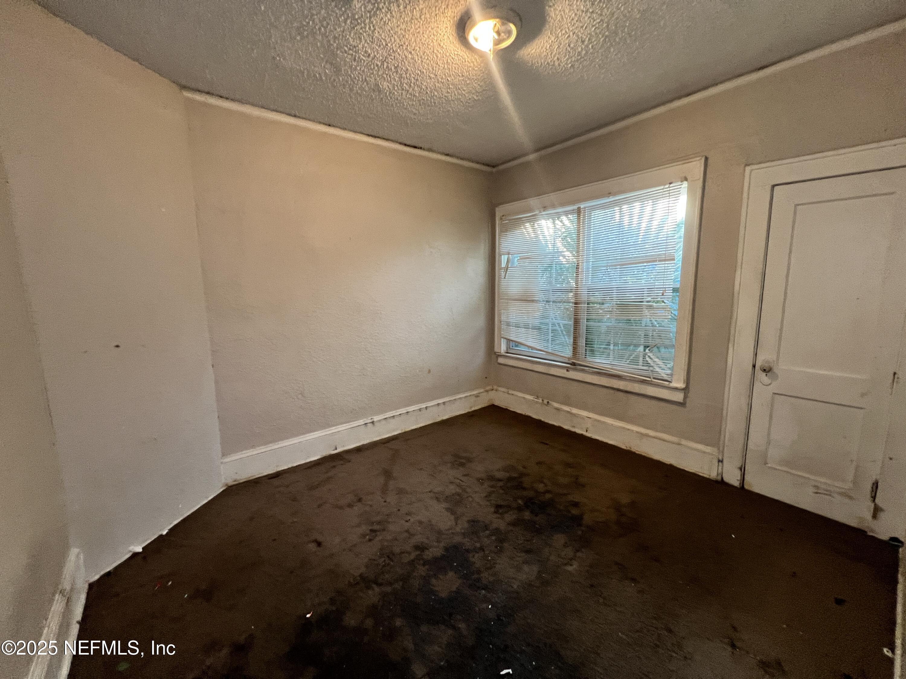 408 West 23rd Street Jacksonville, FL 32206 - Photo 27 of 45 an empty room with a window