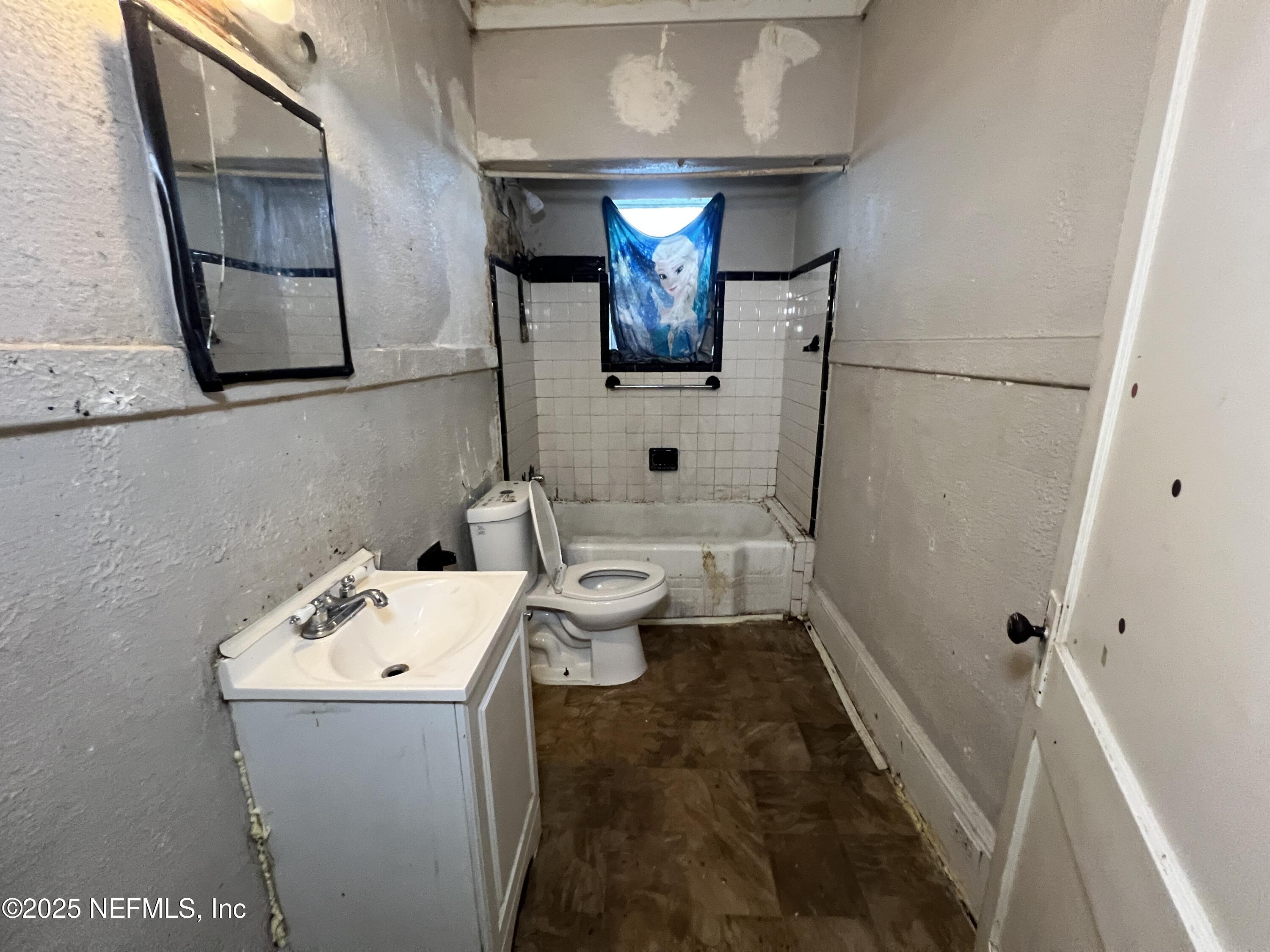 408 West 23rd Street Jacksonville, FL 32206 - Photo 28 of 45 a bathroom with a sink toilet and shower