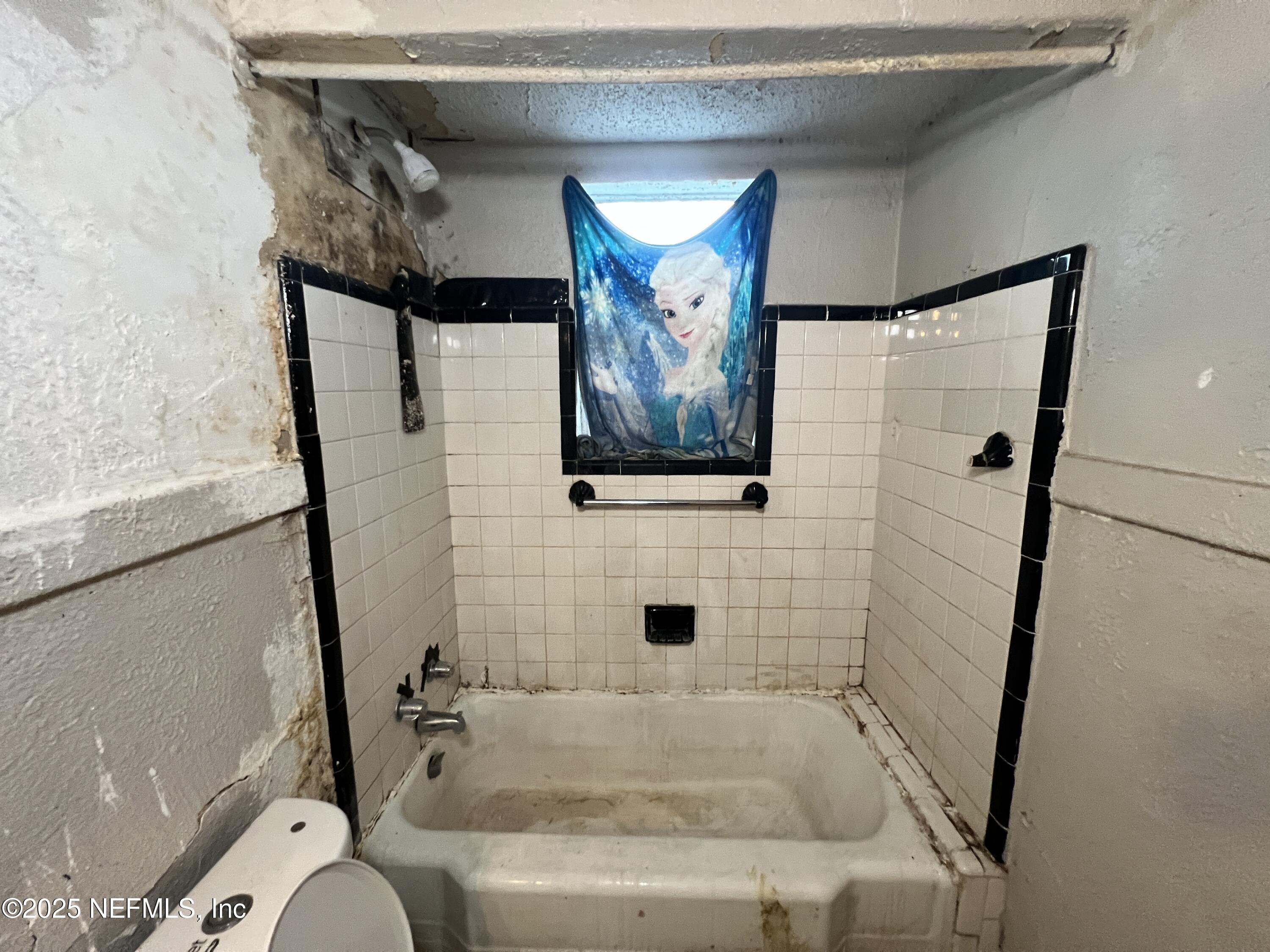 408 West 23rd Street Jacksonville, FL 32206 - Photo 29 of 45 a bathroom with a tub sink and mirror