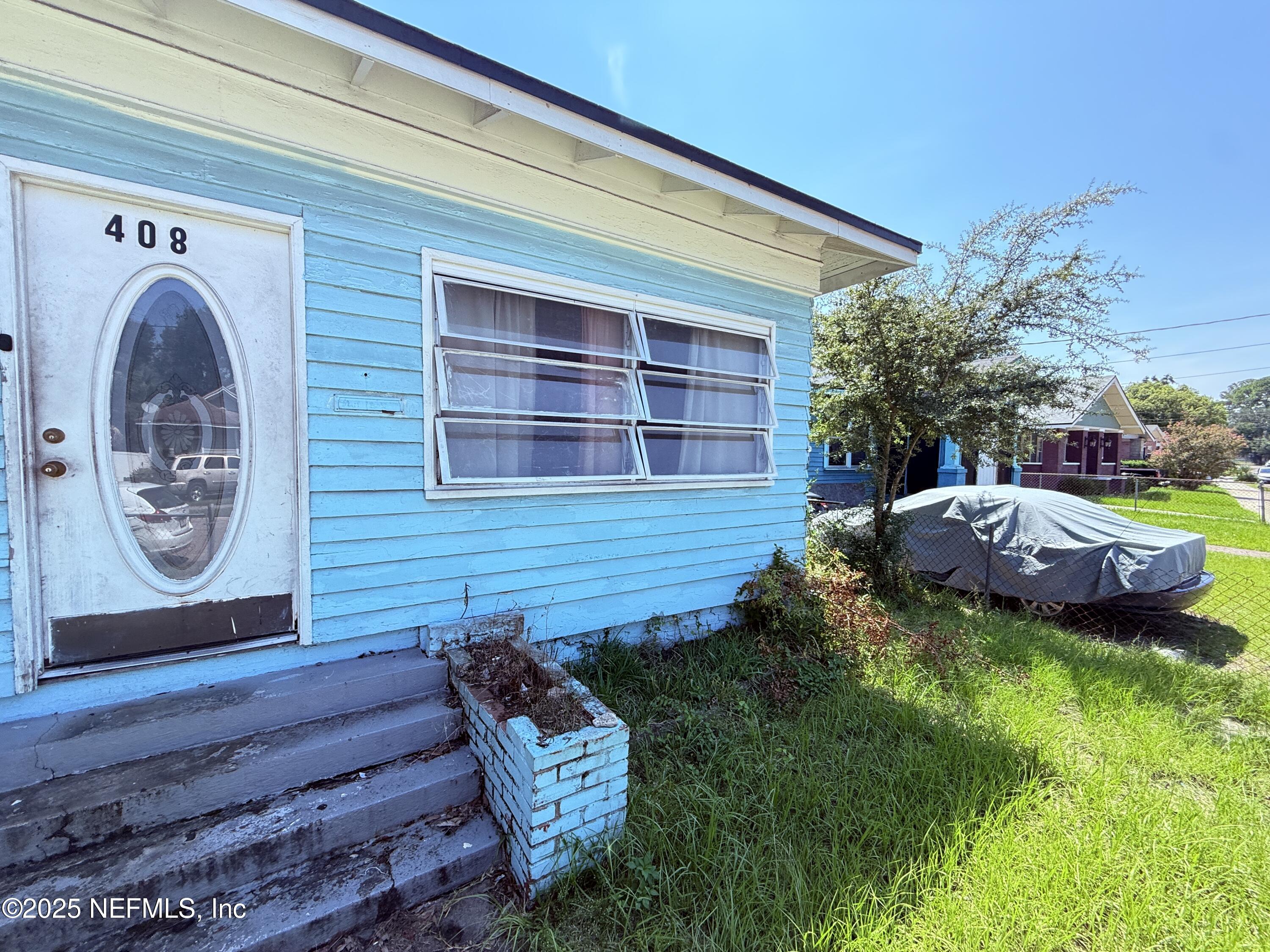 408 West 23rd Street Jacksonville, FL 32206 - Photo 3 of 45 a front view of a house with garden