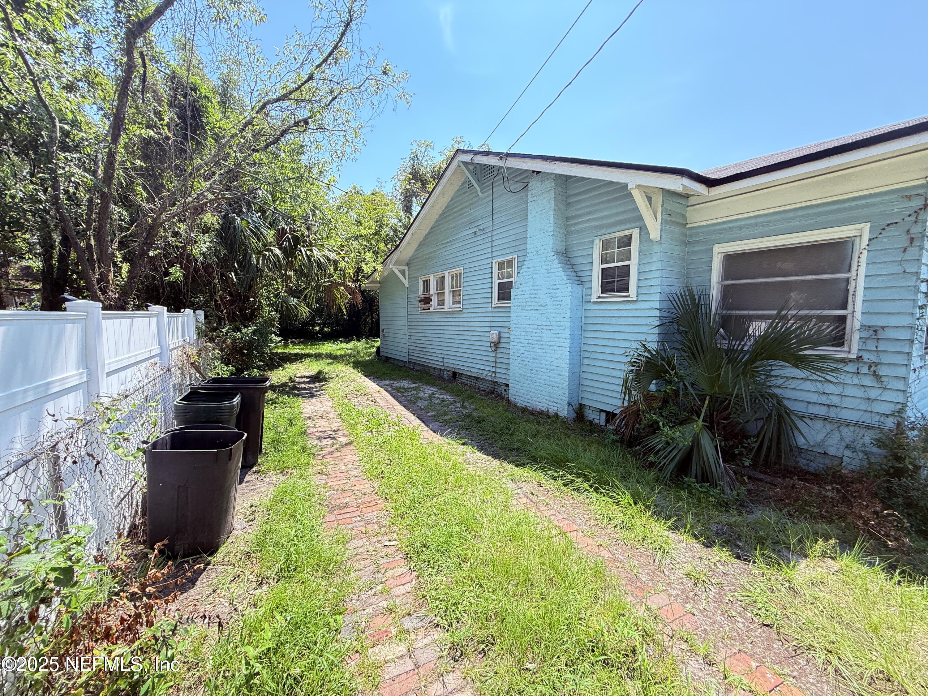 408 West 23rd Street Jacksonville, FL 32206 - Photo 33 of 45 a view of a house with backyard and garden