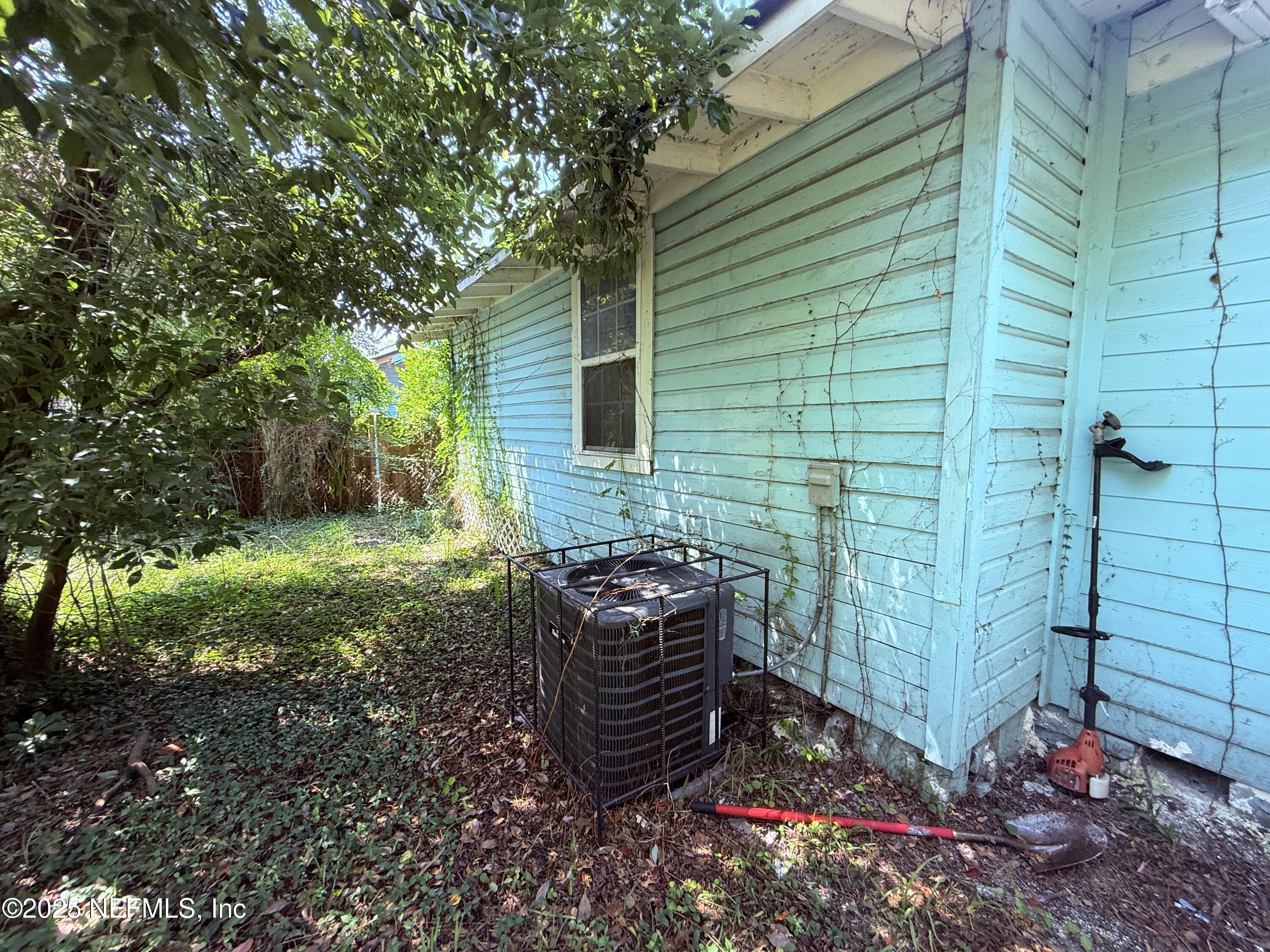 408 West 23rd Street Jacksonville, FL 32206 - Photo 38 of 45 a view of a backyard with plants and large trees