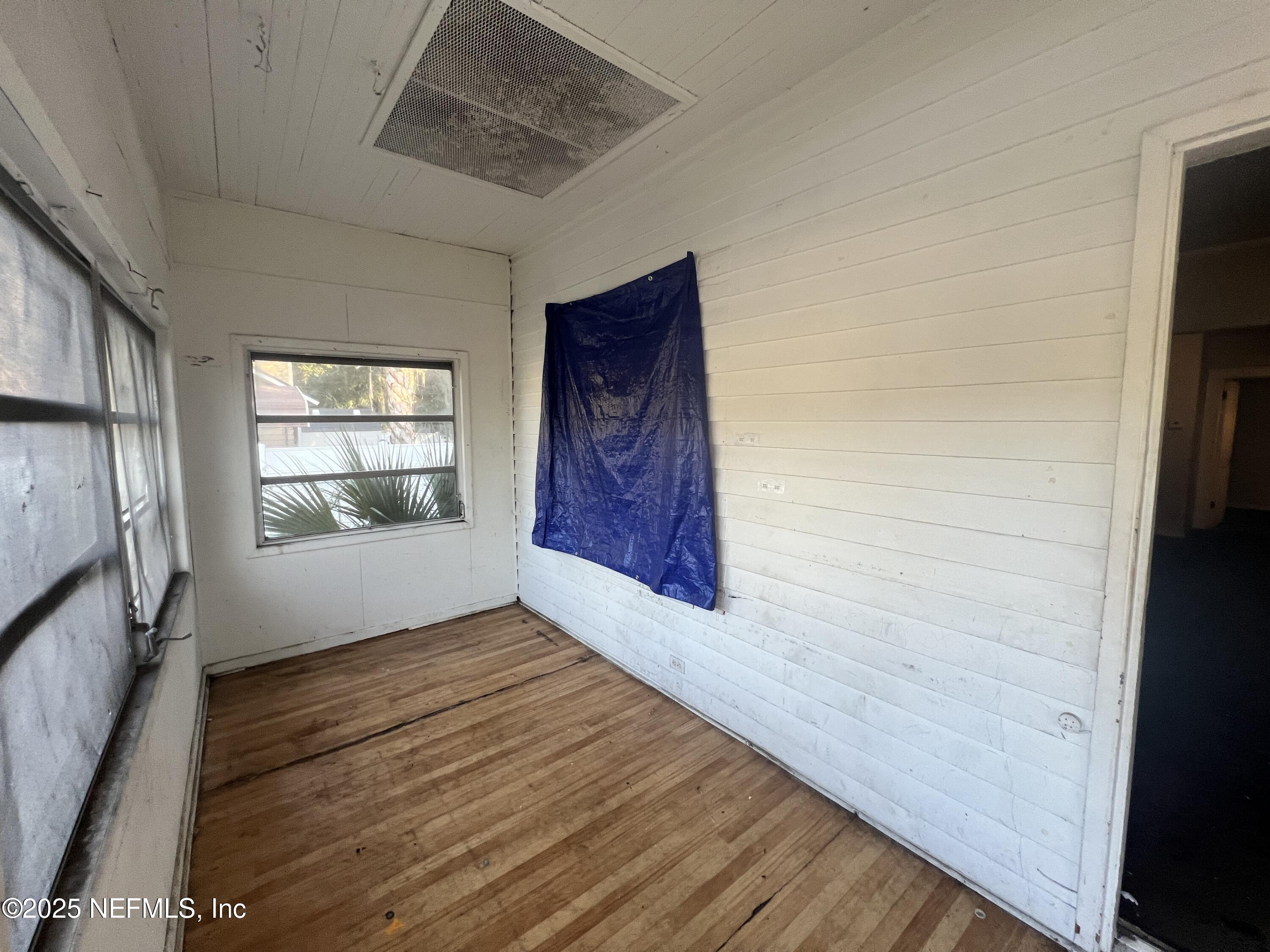 408 West 23rd Street Jacksonville, FL 32206 - Photo 7 of 45 a view of an empty room with wooden floor and a window