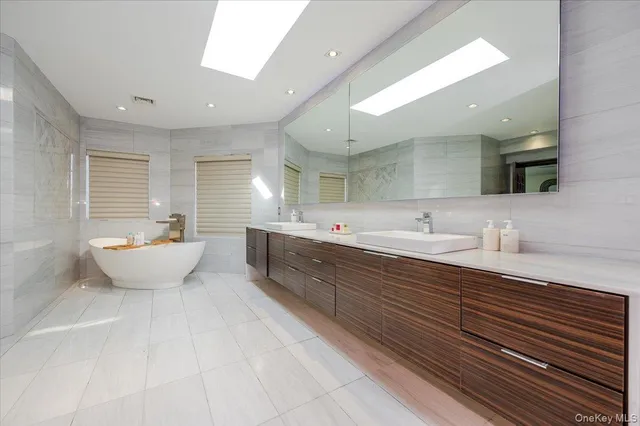 $18,000 | 25 Edgewater Lane, Great Neck, NY 11023