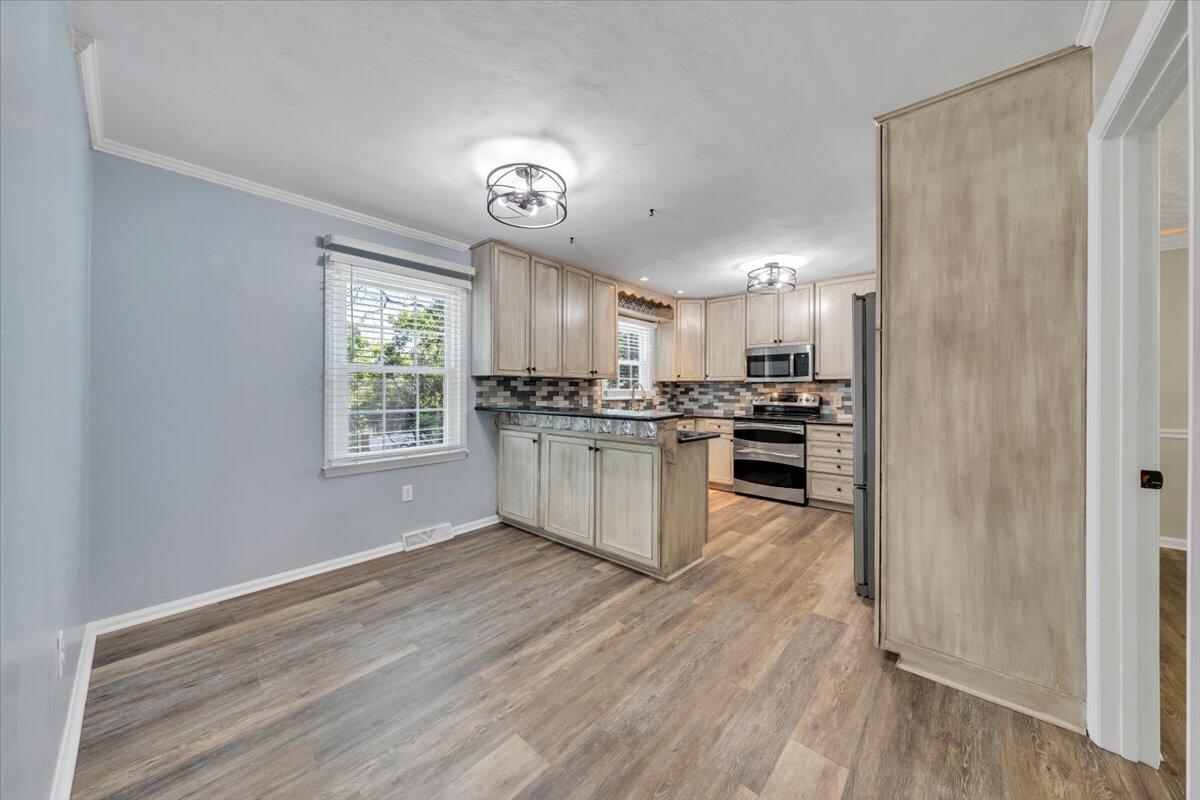 2704 Summit Ridge Road Northeast Roanoke, VA 24012 - Photo 12 of 82 12-MIB04011