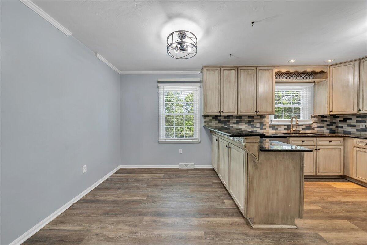 2704 Summit Ridge Road Northeast Roanoke, VA 24012 - Photo 13 of 82 13-MIB04014