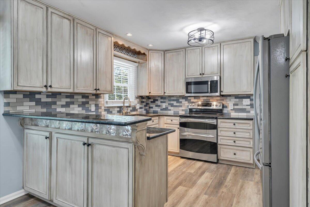 2704 Summit Ridge Road Northeast Roanoke, VA 24012 - Photo 16 of 82 16-MIB04023