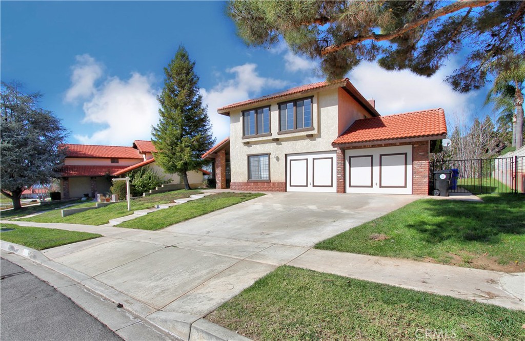 a view of a yard in front of a house