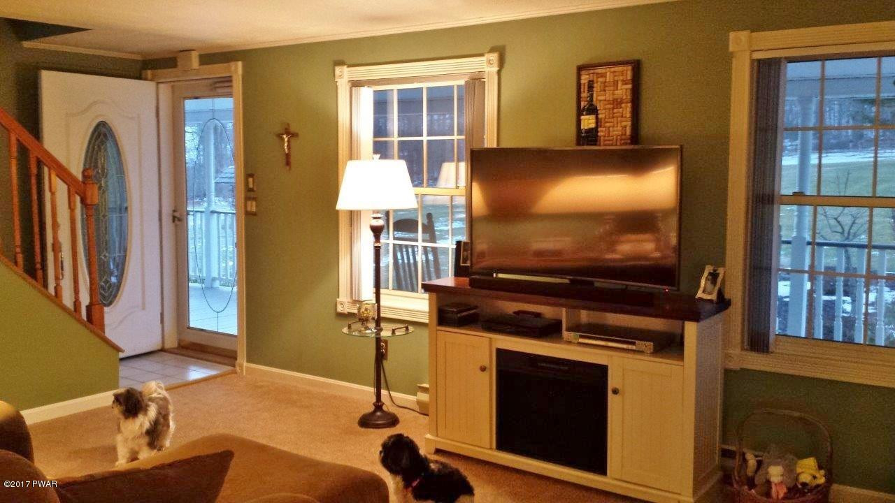 53 Bortree Road Moscow, PA 18444 - Photo 15 of 26 8a-entryliving room