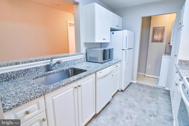 $2,050 | 12902 Churchill Ridge Circle, Unit 28, Germantown, MD 20874