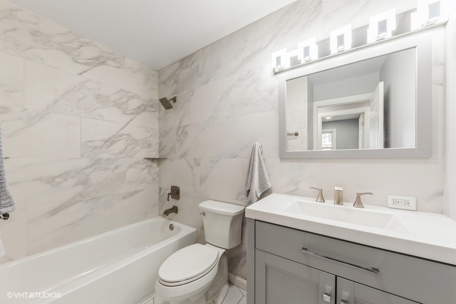 135 Timber Hill Road Buffalo Grove, IL 60089 - Photo 17 of 22 a bathroom with a bathtub shower sink vanity mirror and toilet