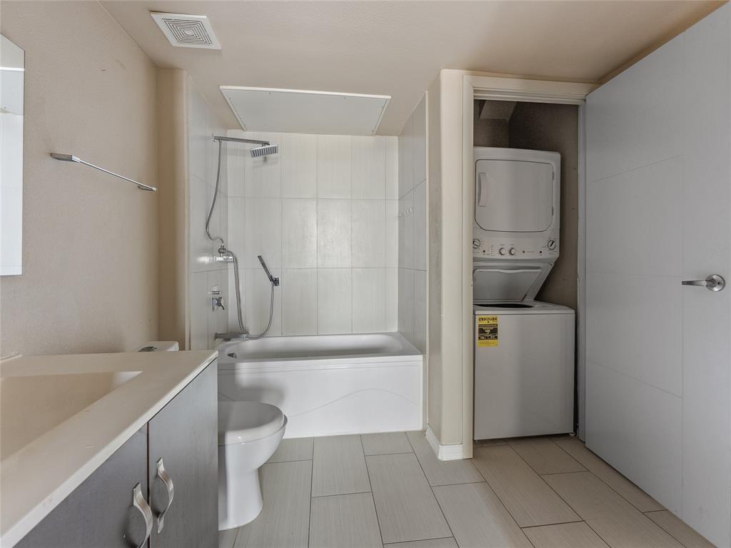 1100 West Trinity Mills Road, Unit 3032 Carrollton, TX 75006 - Photo 15 of 31 a bathroom with a tub a toilet and a sink