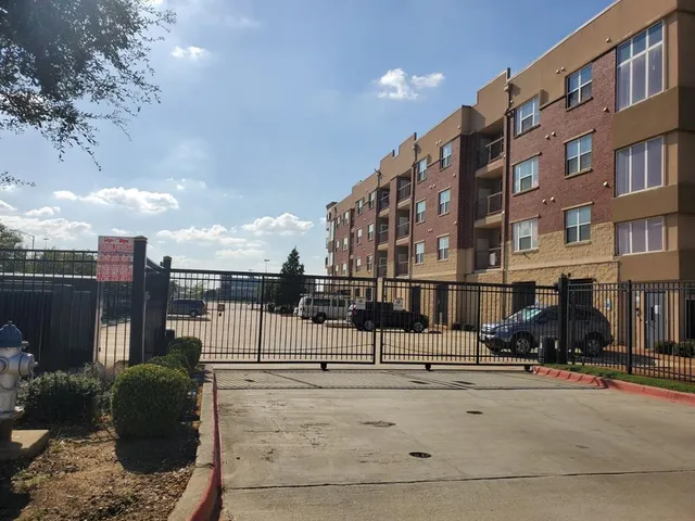 a view of entryway with livingroom