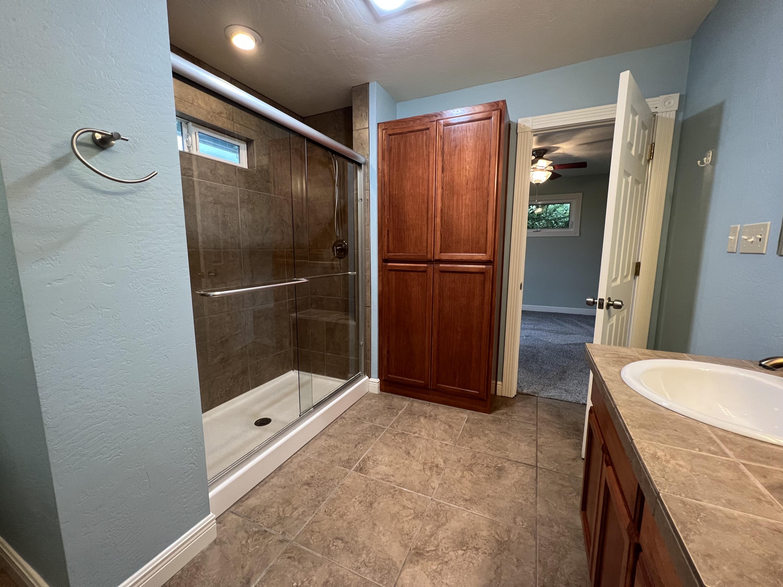 669 South Stage Road Medford, OR 97501 - Photo 29 of 44 Primary BR Full Bath 2