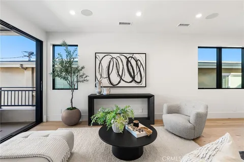 $3,500,000 | 305-5 Fernleaf Avenue, Corona del Mar, CA 92625