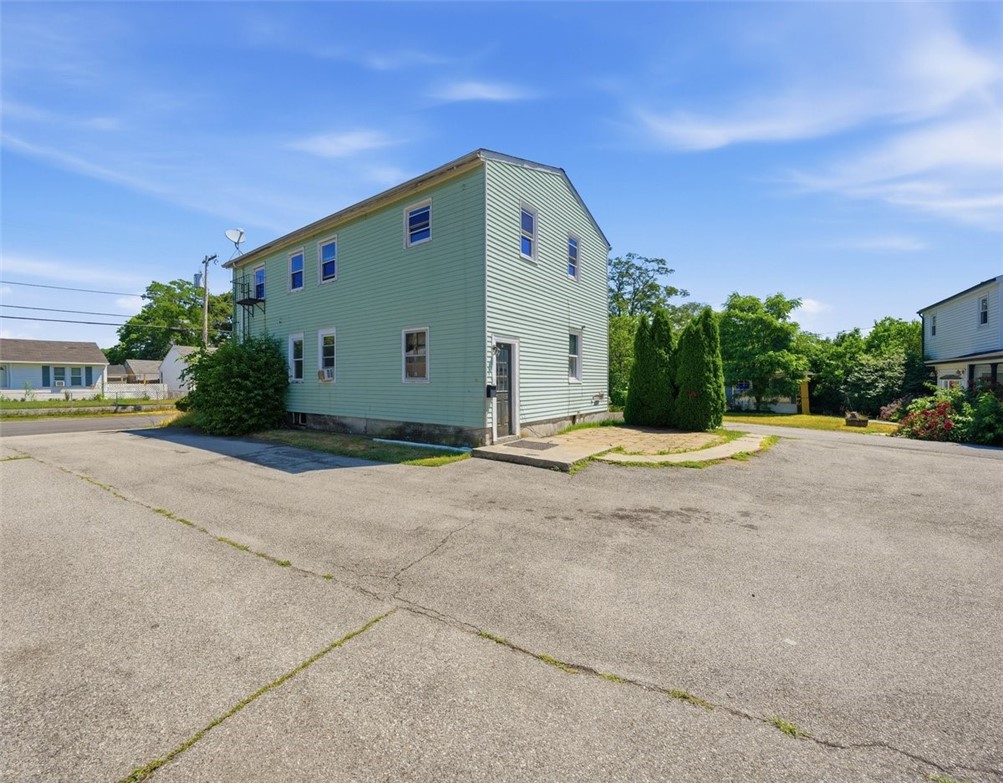 87 Manton Street Pawtucket, RI 02861 - Photo 2 of 20